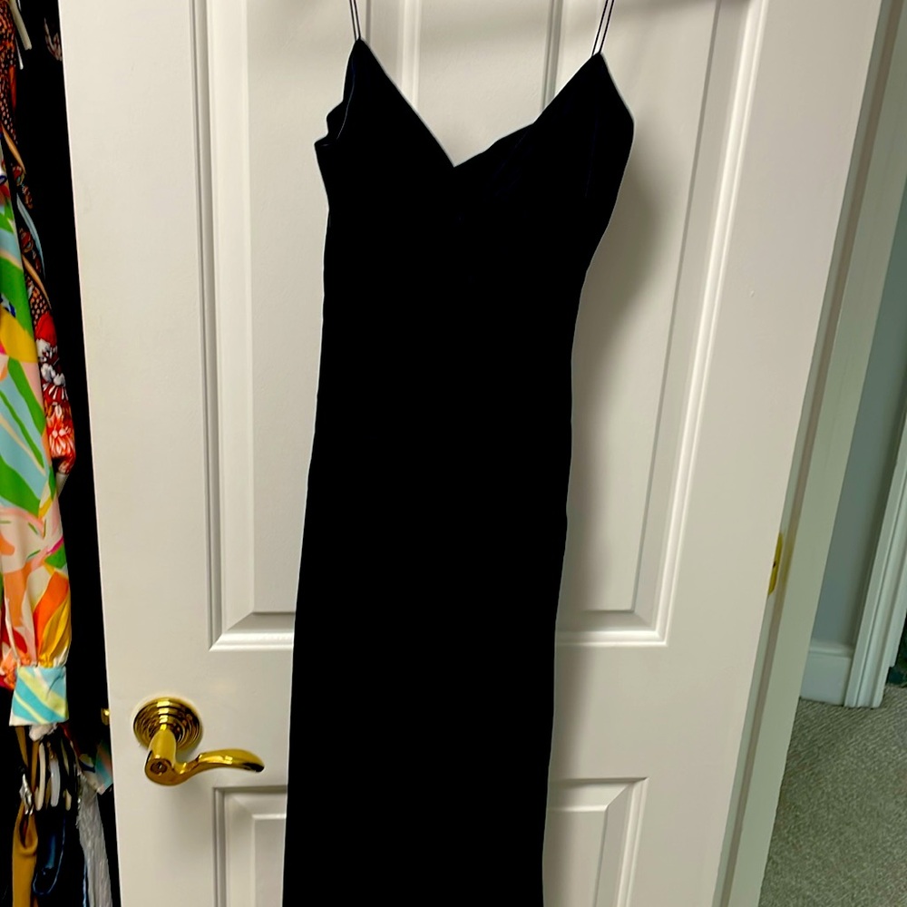 Beautiful black silk elie Tahari gown
Side zip
Bow accent on front